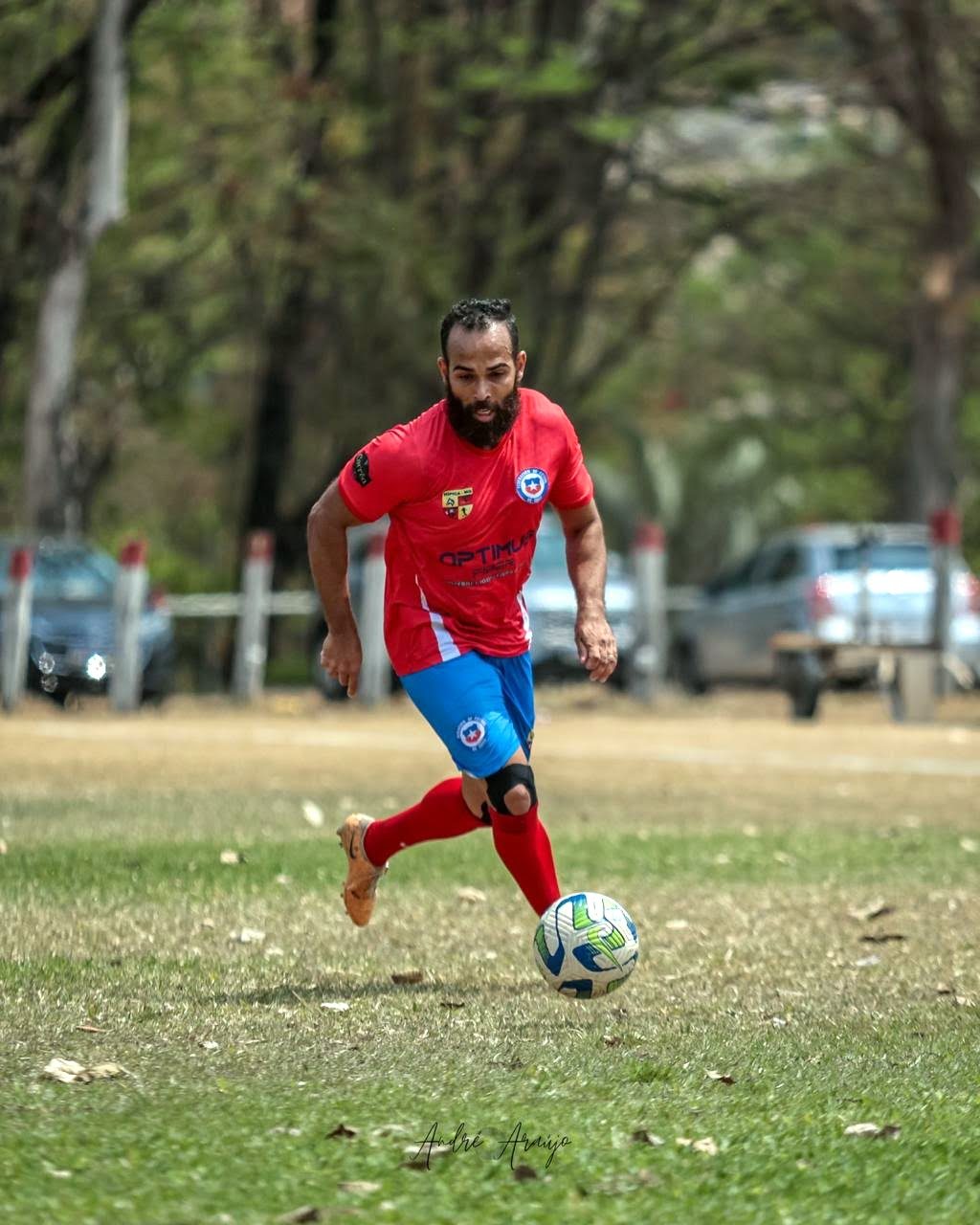 Jogador de futebol com uniforme vermelho e azul feito pela Ocean