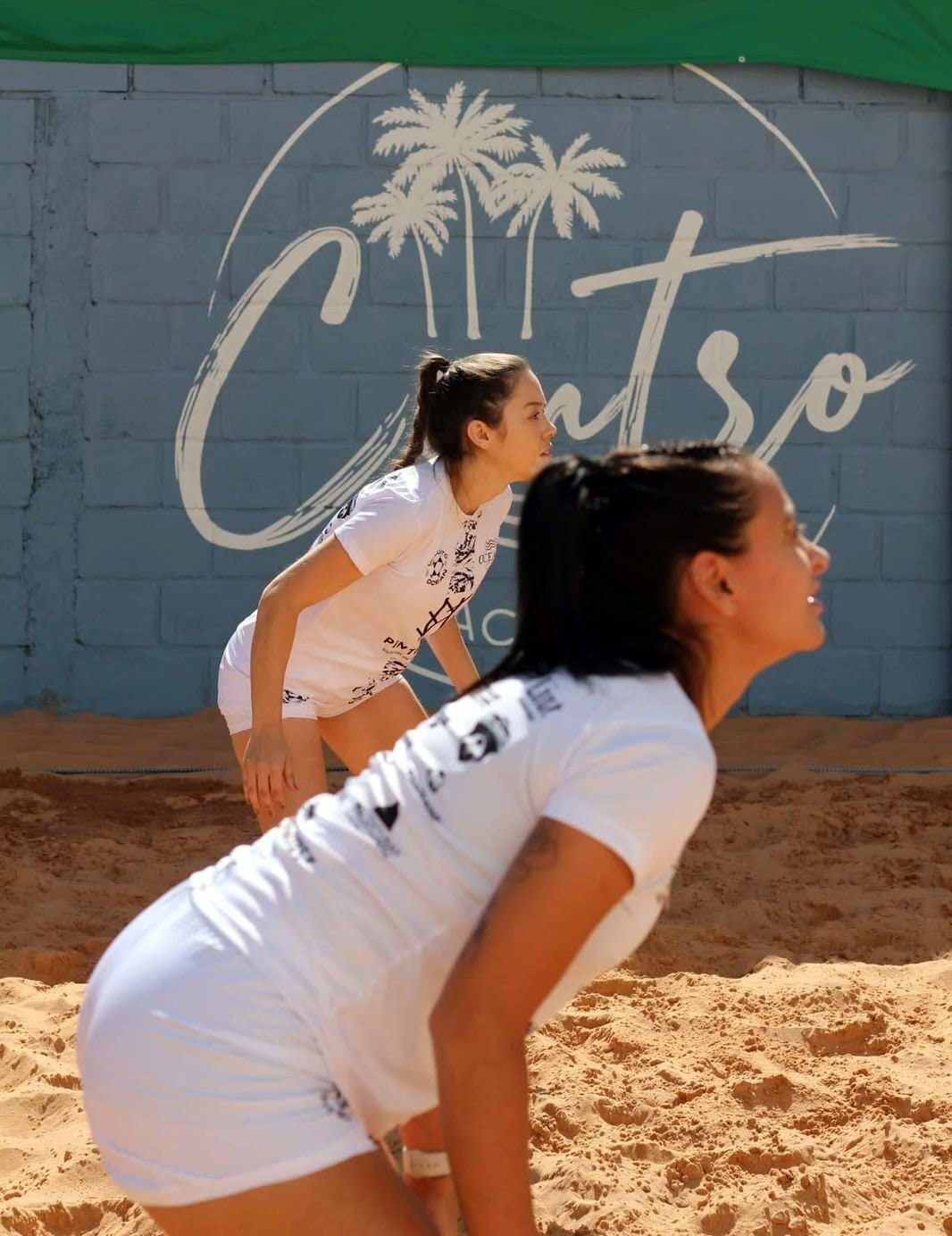Atletas de vôlei de praia com uniforme branco personalizado pela Ocean